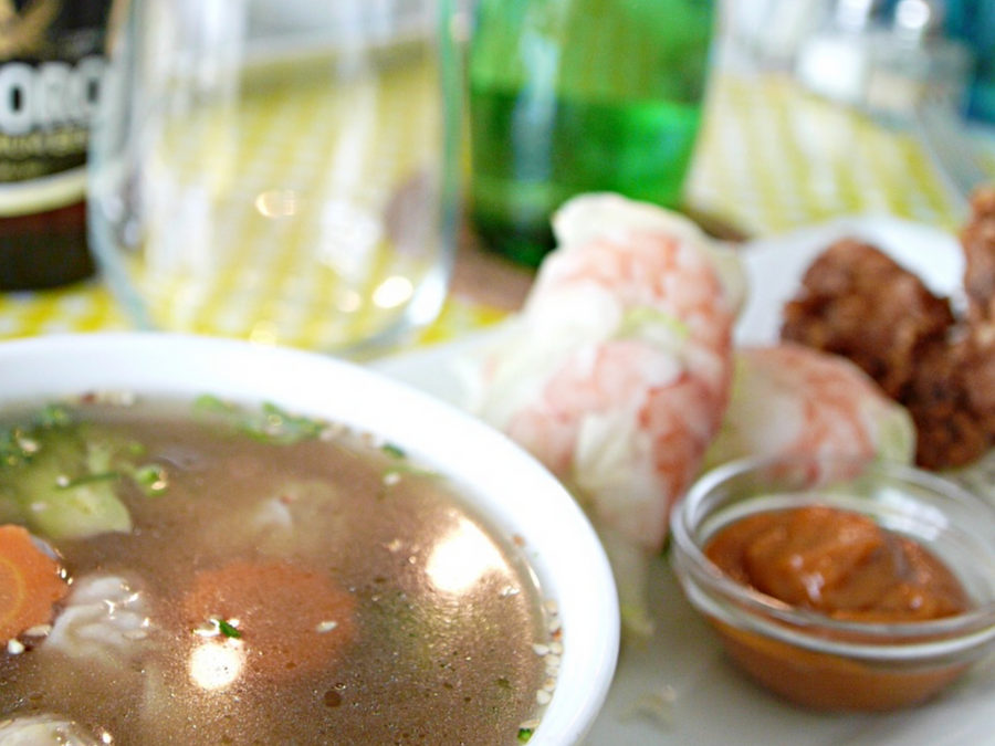 Fresh vegetable and shrimp salad rolls with dipping sauce